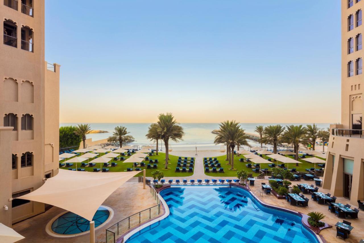 Bahi Ajman Palace Hotel Exterior foto The pool at the Jumeirah Beach Hotel