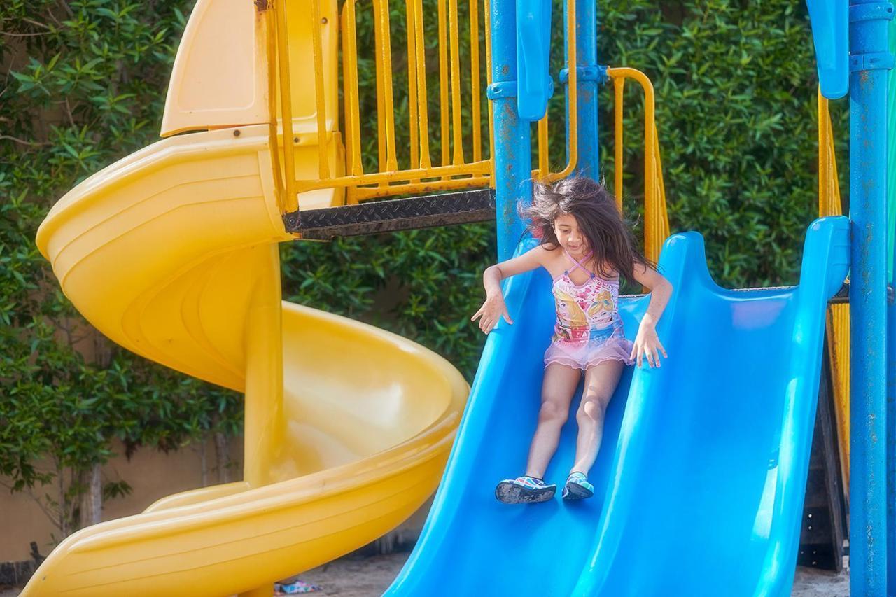 Bahi Ajman Palace Hotel Exterior foto A child on a slide