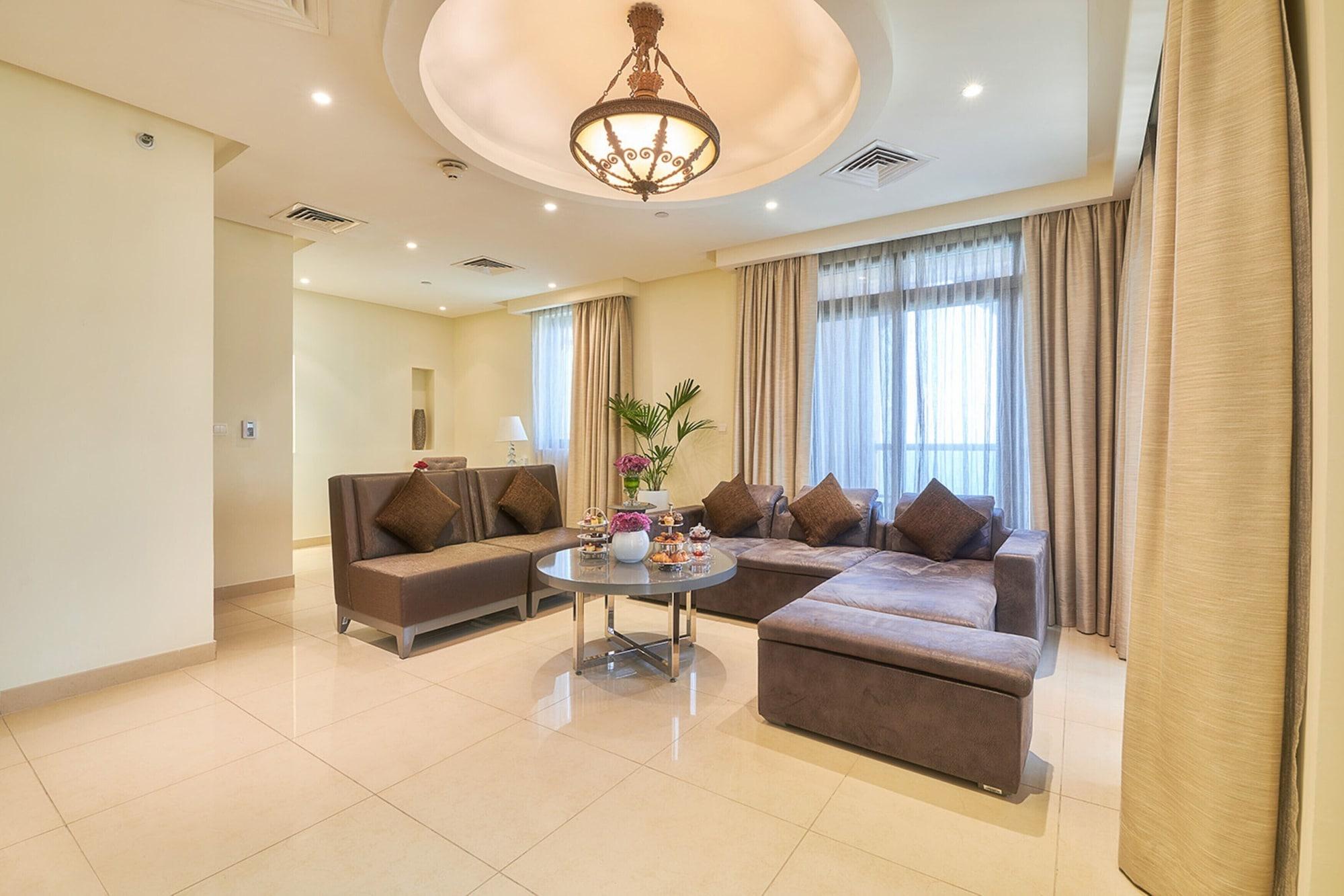 Bahi Ajman Palace Hotel Exterior foto A living room in a suite at the hotel