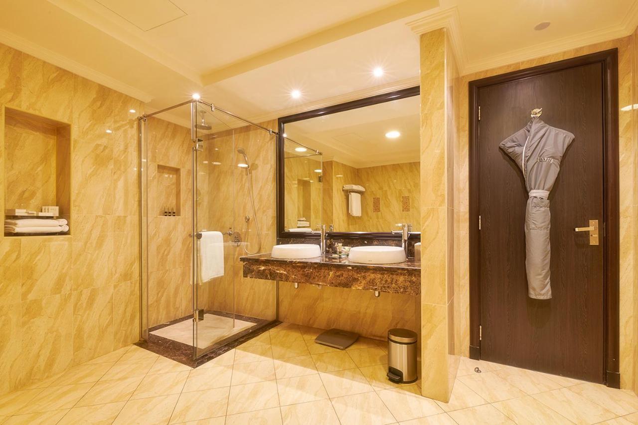 Bahi Ajman Palace Hotel Exterior foto A bathroom at the Taj Bengal